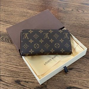 Louis Vuitton zippy wallet